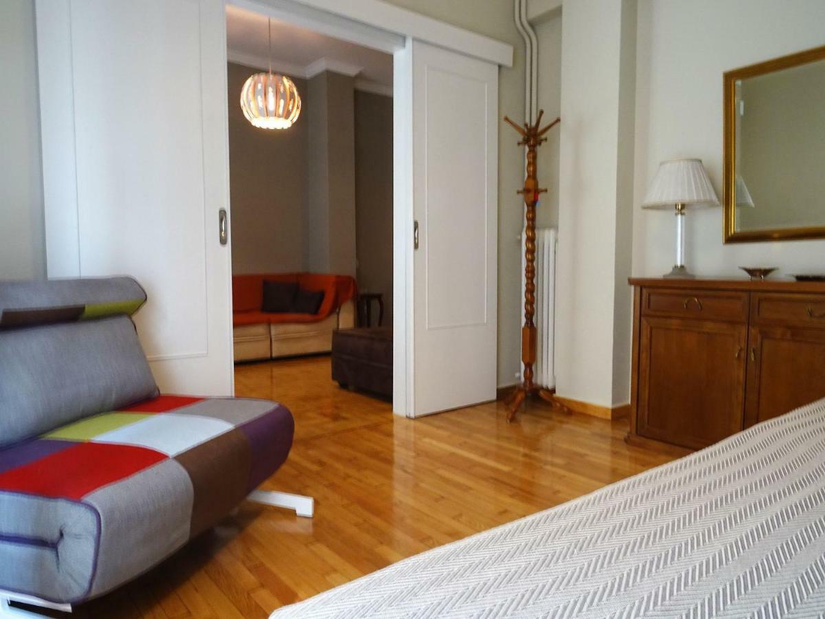 Chic Central Apartment In Evangelismos Metro Station Athen Exterior foto